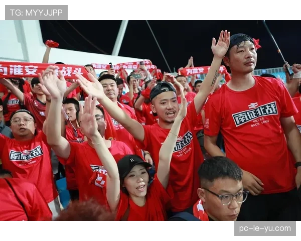 特写瞬间:看台上球迷举牌祝福病愈复出的对手门将 特写瞬间:看台上球迷举牌祝福病愈复出的对手门将