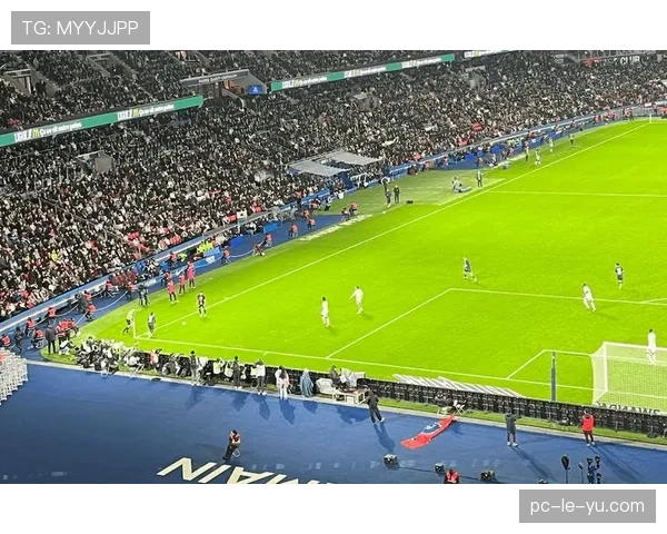 斯特拉斯堡对阵洛里昂,主队球迷因抗议管理层提前退场 斯特拉斯堡对阵洛里昂,主队球迷因抗议管理层提前退场